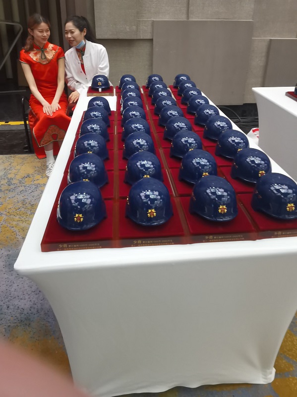 特種兵金銀頭盔定制業績達標員工經理獎勵